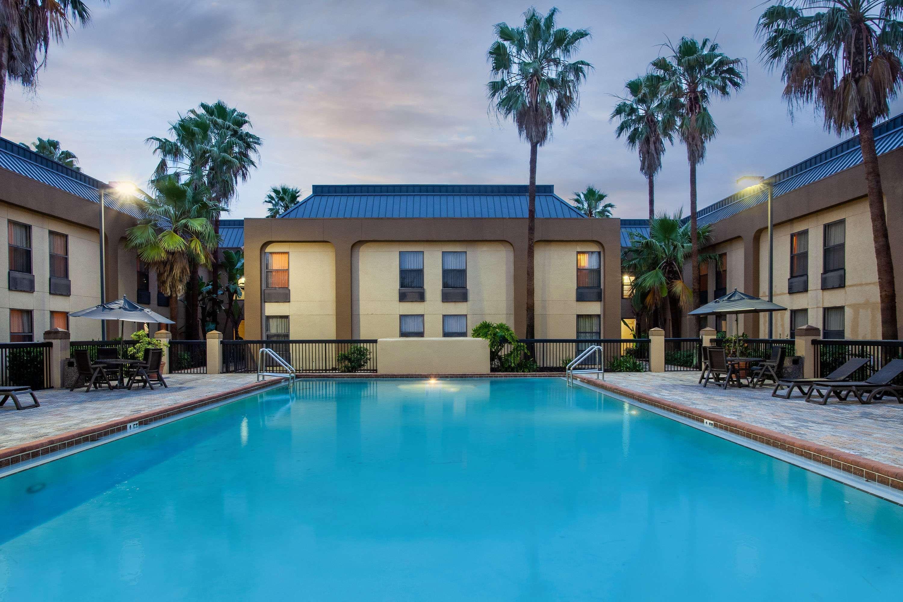 Ramada By Wyndham Orlando Florida Mall Екстериор снимка