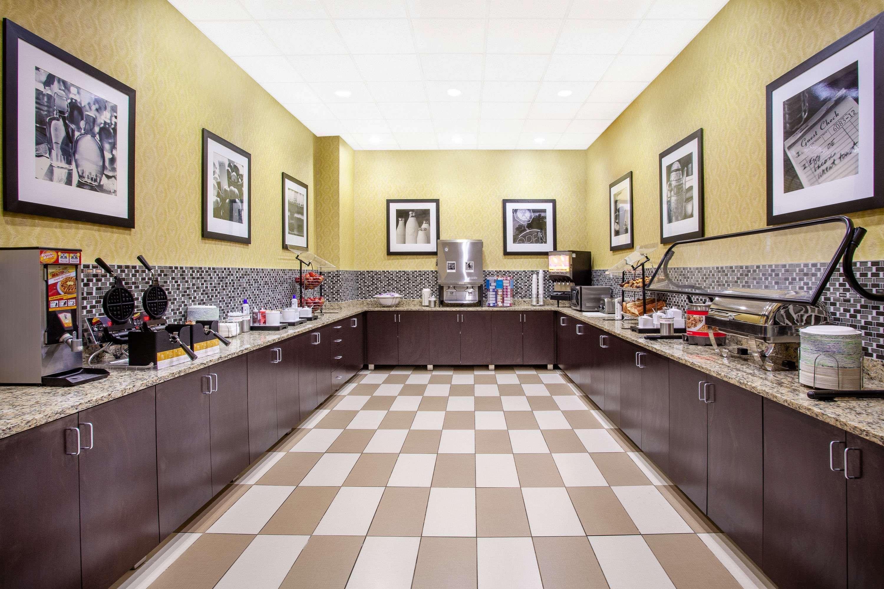 Ramada By Wyndham Orlando Florida Mall Екстериор снимка