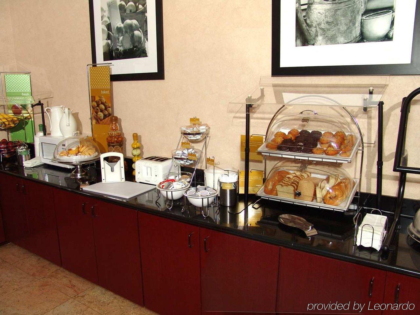 Ramada By Wyndham Orlando Florida Mall Ресторант снимка