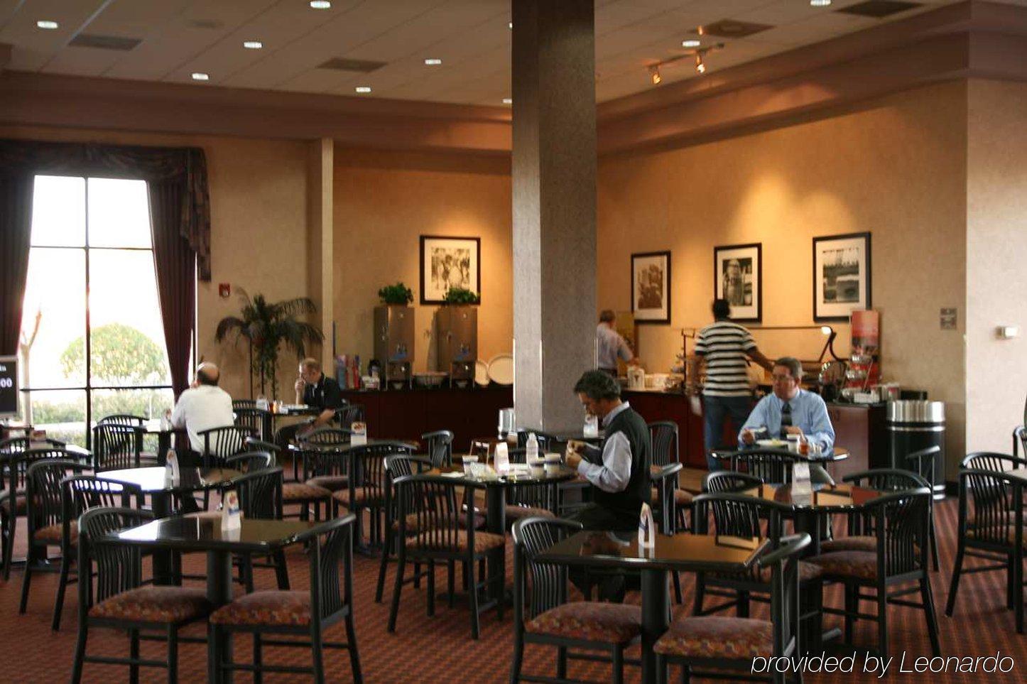 Ramada By Wyndham Orlando Florida Mall Ресторант снимка