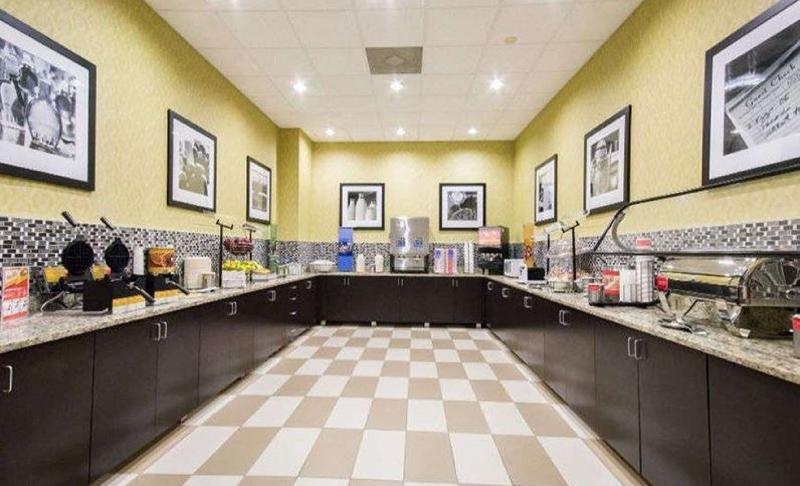 Ramada By Wyndham Orlando Florida Mall Екстериор снимка